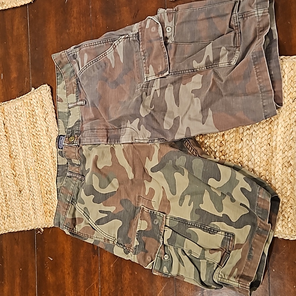Levi's camo cargo shorts